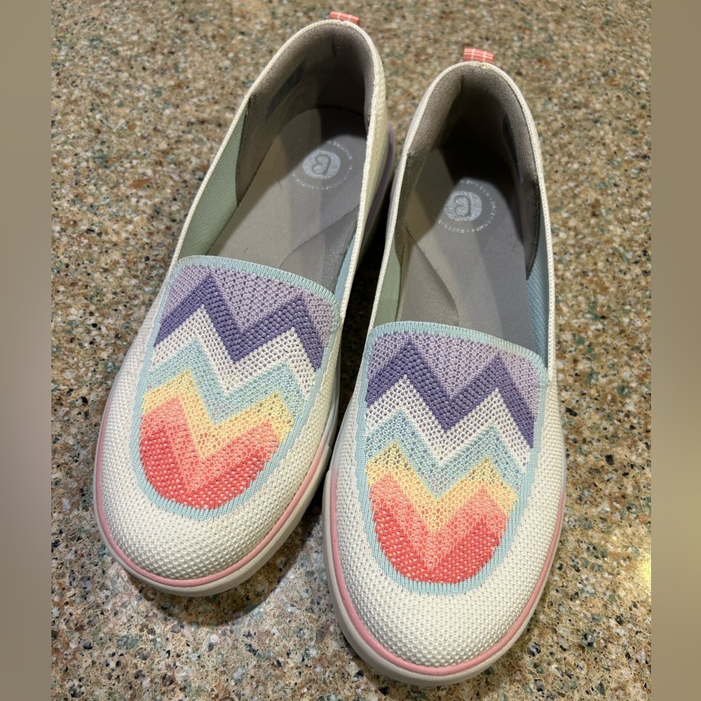 Women’s Bob’s Skechers textured slip ons. Size 9 medium. Worn once